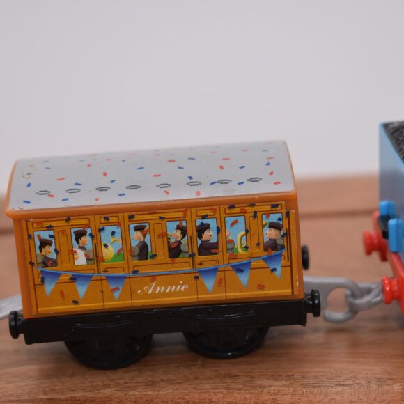 Thomas Motorized Train Annie Passenger Coach Battery Operated Thomas & Friends - Picture 6 of 6